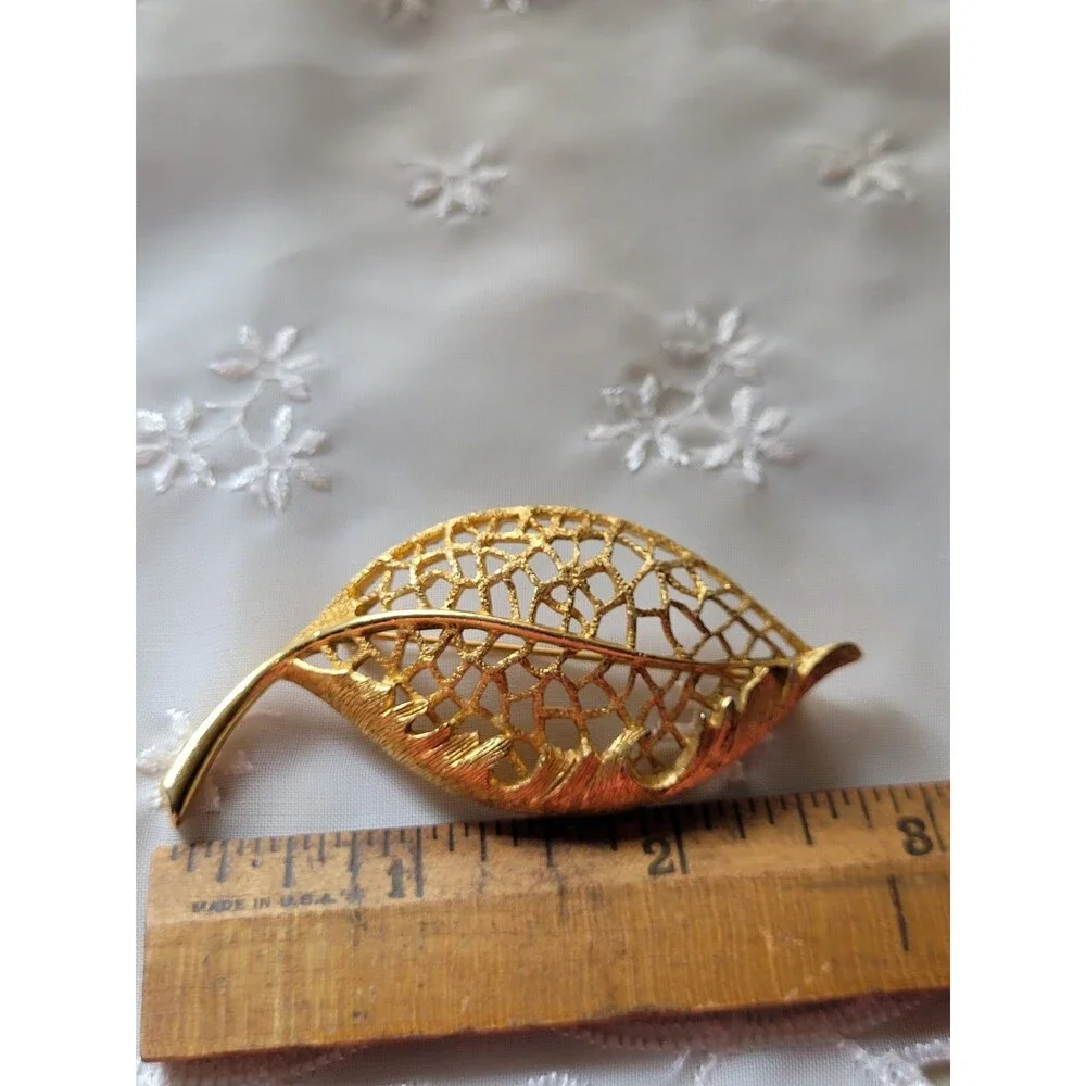 MAMSELLE Filigree Leaf Brooch Pin Textured Elvish Vintage Goldtone